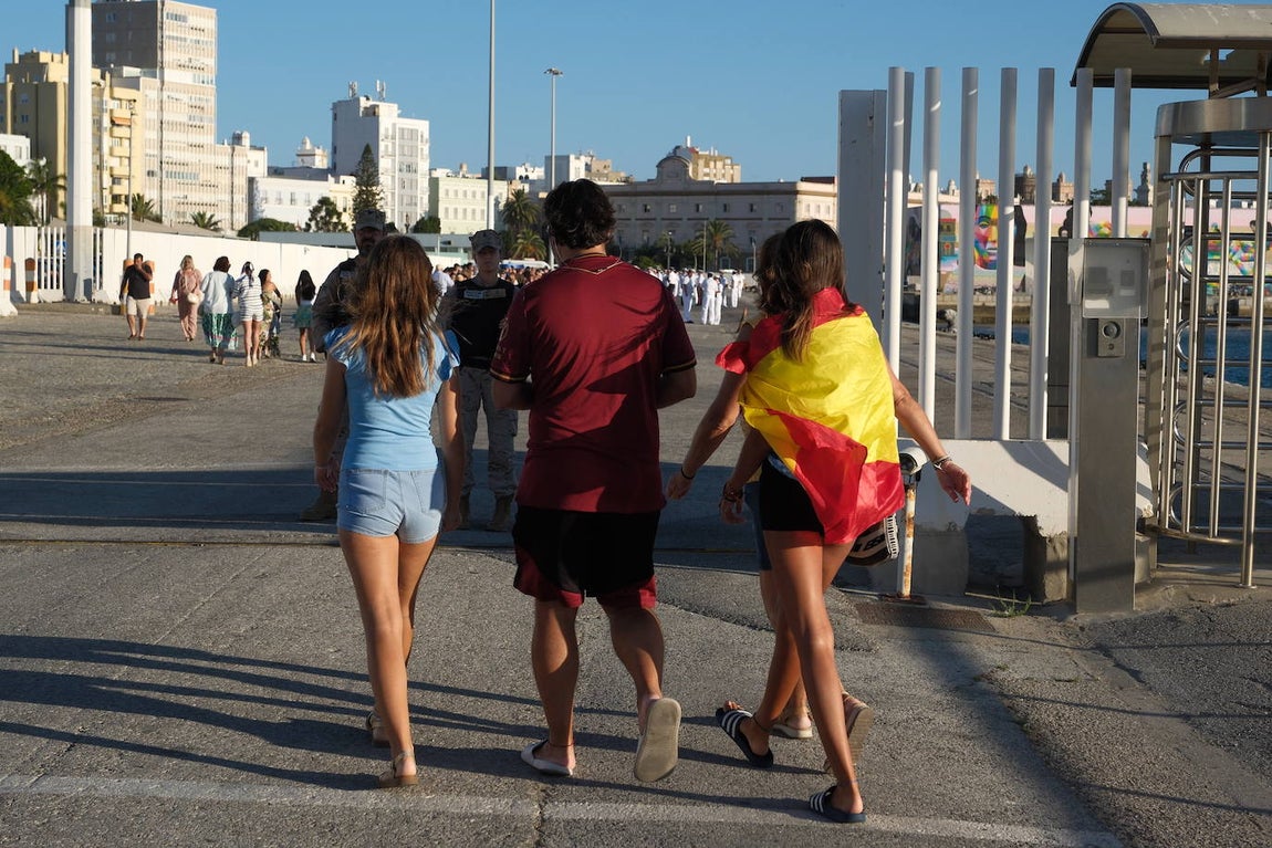 Fotos: Emotivo recibimiento a la dotación del &#039;Elcano&#039; en Cádiz
