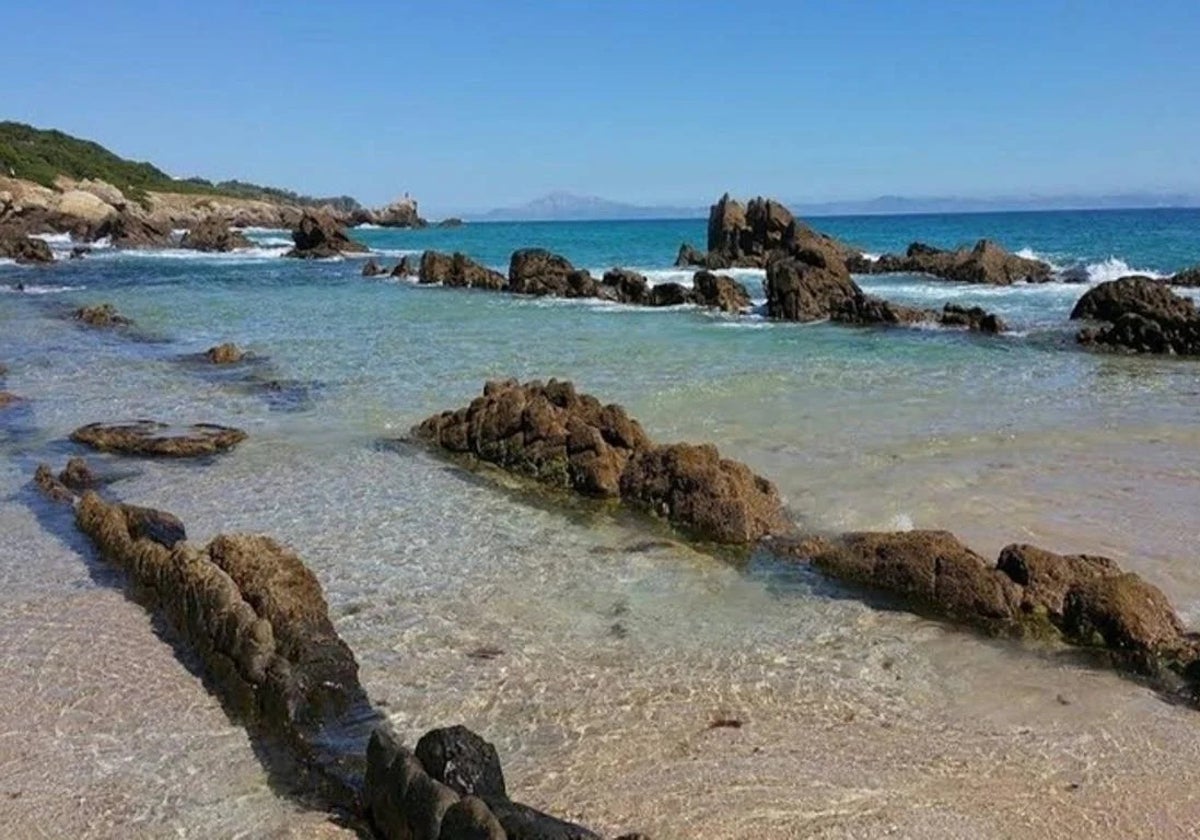 Las piscinas naturales más bonitas de Andalucía están en esta playa de Cádiz: así se llega a este paraíso de agua cristalina