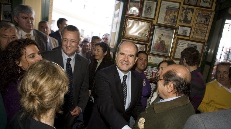 Manuel Chaves, María Jesús Montero y Jesús Caldera tras la firma del convenio en la taberna Casa Manteca