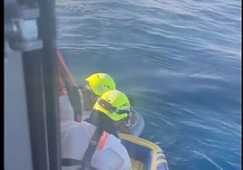 Rescatados seis migrantes magrebíes en dos barcas hinchables a 24 millas de costa