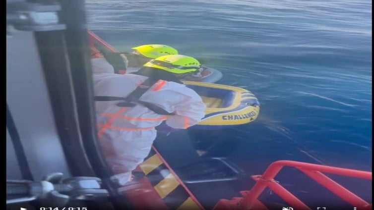 Rescatados seis migrantes magrebíes en dos barcas hinchables a 24 millas de costa