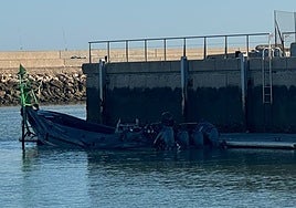 Una narcolancha se estrella contra una boya metálica en el río Guadalquivir