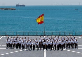 Robles visita el buque Castilla en Rota donde España ocupa el mando de la Fuerza de Reacción Marítima de la OTAN