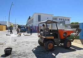 El Ayuntamiento de Jerez mejora la accesibilidad en el entorno del Mercado de Federico Mayo con la reparación del acerado de adoquín