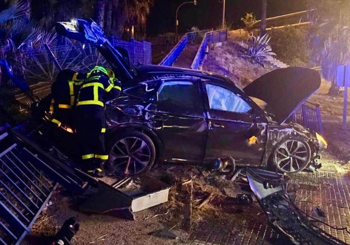 Aparatoso accidente de tráfico de un vehículo en la entrada a Cádiz