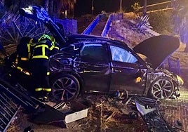 Aparatoso accidente de tráfico de un vehículo en la entrada a Cádiz