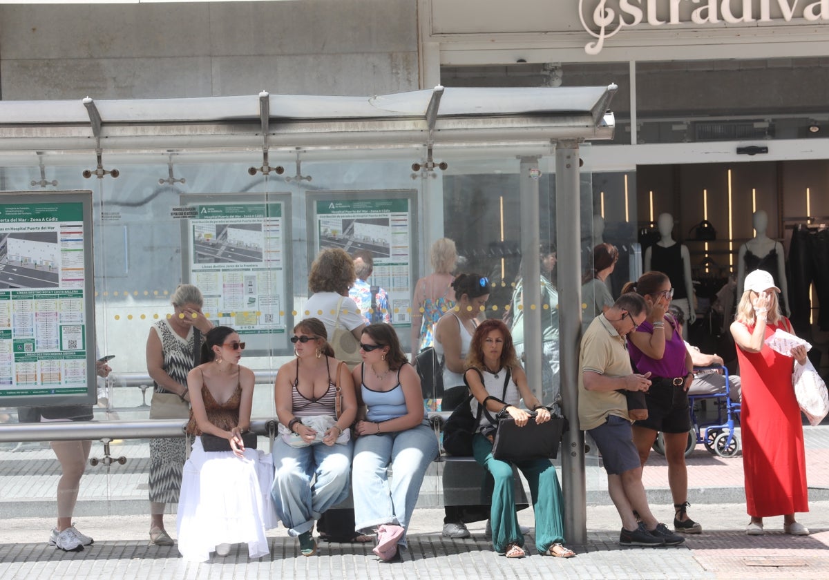 La huelga ha provocado grandes colas en las paradas de los autobuses urbanos de Cádiz