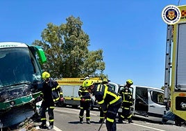 Un choque frontal entre un vehículo y un autobús deja varios heridos en Conil