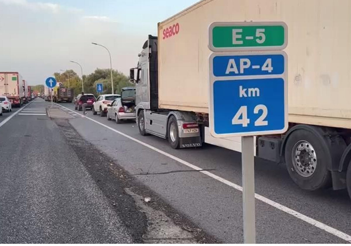 Atasco en la autopista entre Cádiz y Sevilla