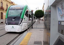 La Junta licita por 13 millones de euros el nuevo mantenimiento de los trenes del Trambahía