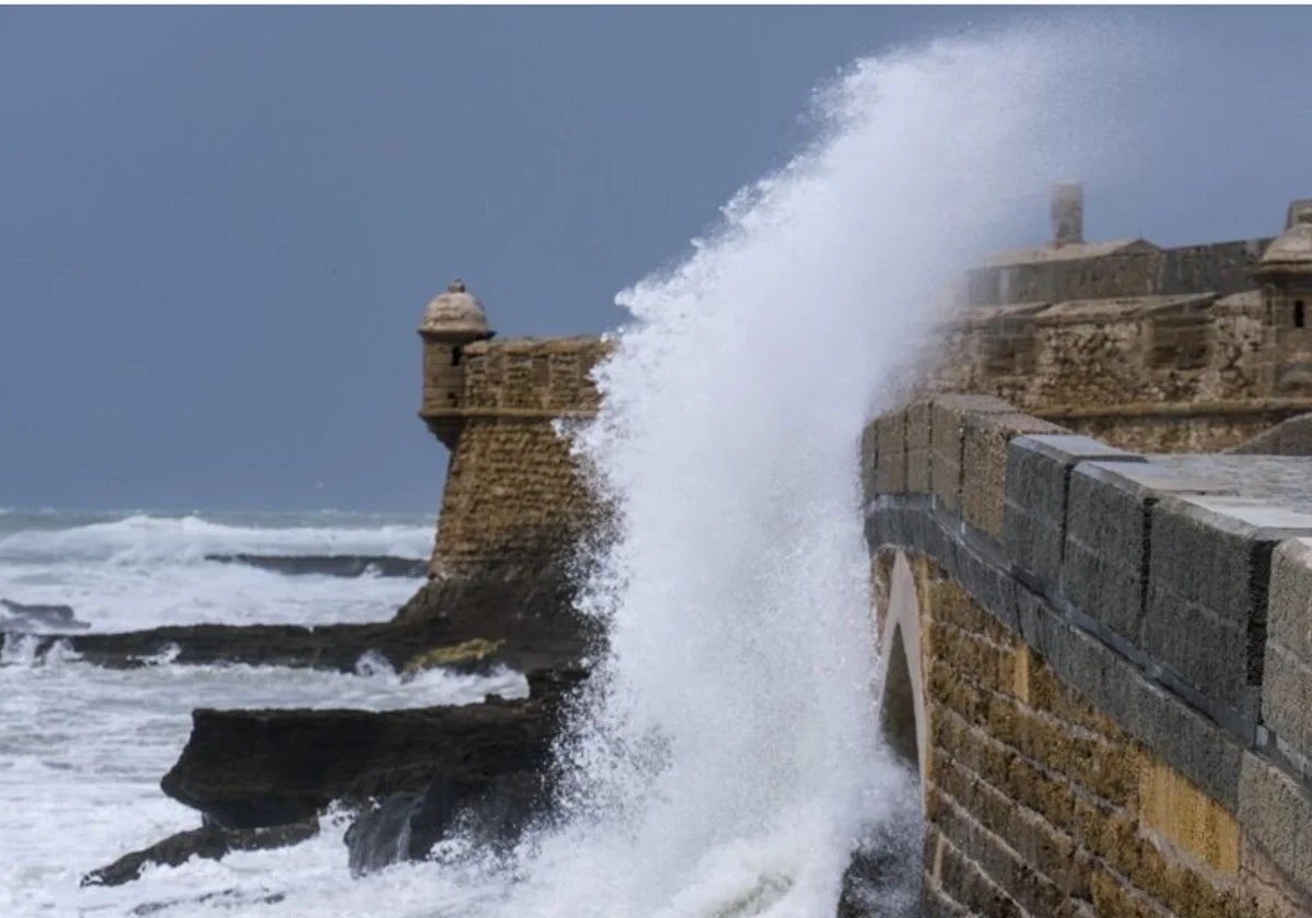 Racha de levante en la provincia de Cádiz: activados avisos amarillos por oleaje y viento de 80 km/h