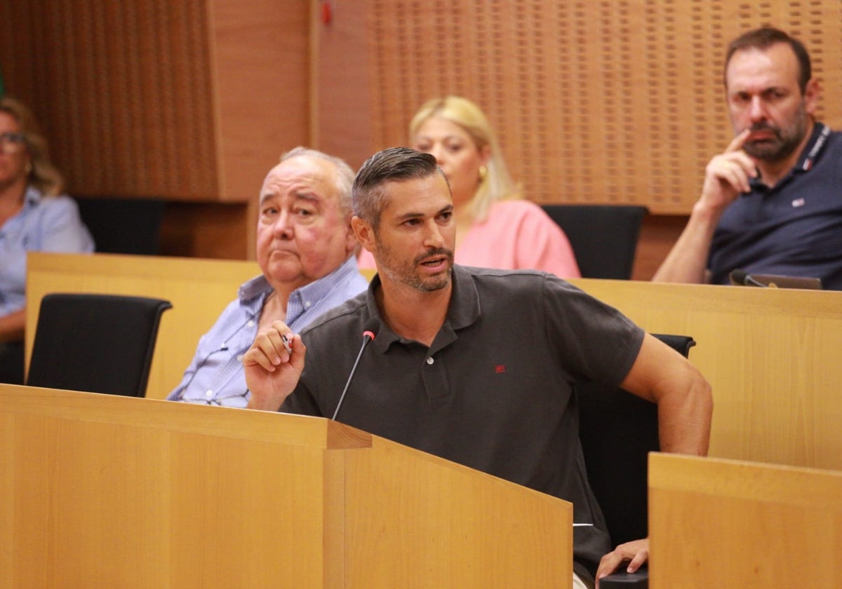 El portavoz socialista, Ángel González, durante su intervención en el pleno justificando su dedicación exclusiva