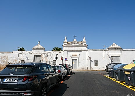 Imagen secundaria 1 - Ariiba, el teatro del Patque Genovés. Abajo a la izquierda, aparcamientos en el Cementerio y abajo a la derecha, fachada Policía Local.