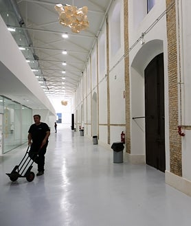 Imagen secundaria 2 - Arriba Depósitos de Tabacalera, abajo a la izquierda Valcárcel y abajo a la derecha una de las naves de  los Depósitos de Tabacalera recién estrenada.