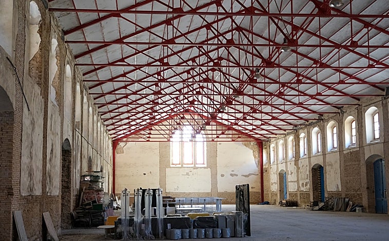 Imagen principal - Arriba Depósitos de Tabacalera, abajo a la izquierda Valcárcel y abajo a la derecha una de las naves de  los Depósitos de Tabacalera recién estrenada.