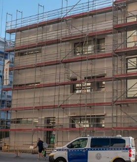 Imagen secundaria 2 - Ariiba, el teatro del Patque Genovés. Abajo a la izquierda, aparcamientos en el Cementerio y abajo a la derecha, fachada Policía Local.