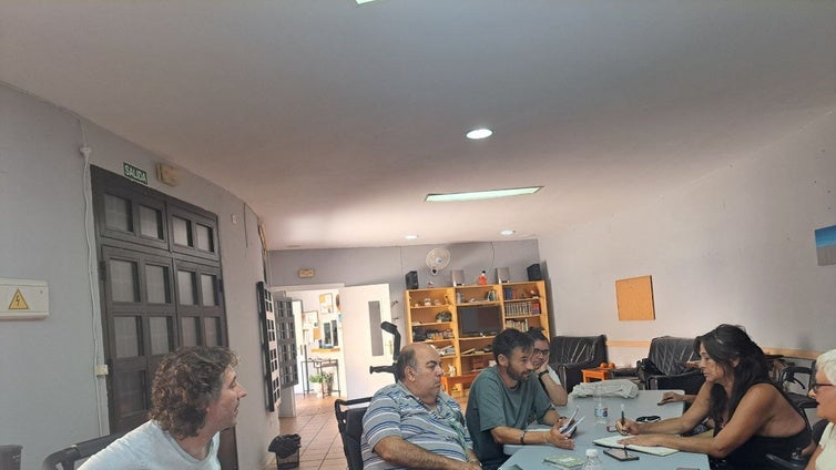 La realidad de la movilidad y la accesibilidad en Cádiz, sobre una mesa: críticas a la «vista gorda ante la ampliación de terrazas»