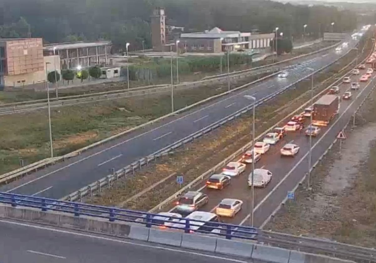 Un accidente provoca retenciones kilométricas en una autovía de Cádiz en plena operación salida