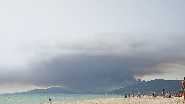 Incendio en Tarifa: el fuego obliga a evacuar hoteles, campings, chiringuitos y 5.000 vehículos
