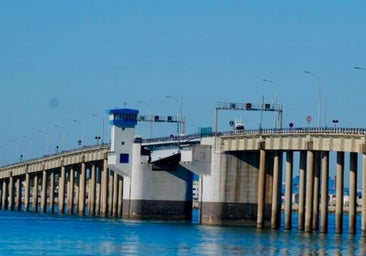 La Subdelegación del Gobierno deja en manos de Transporte el polémico cambio de nombre del puente Carranza