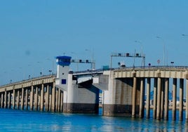 La Subdelegación del Gobierno deja en manos de Transporte el polémico cambio de nombre del puente Carranza