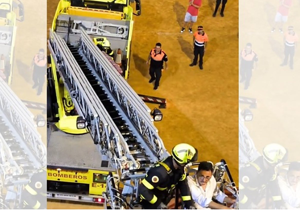 Momento en que uno de los aficionados es rescatado por los Bomberos