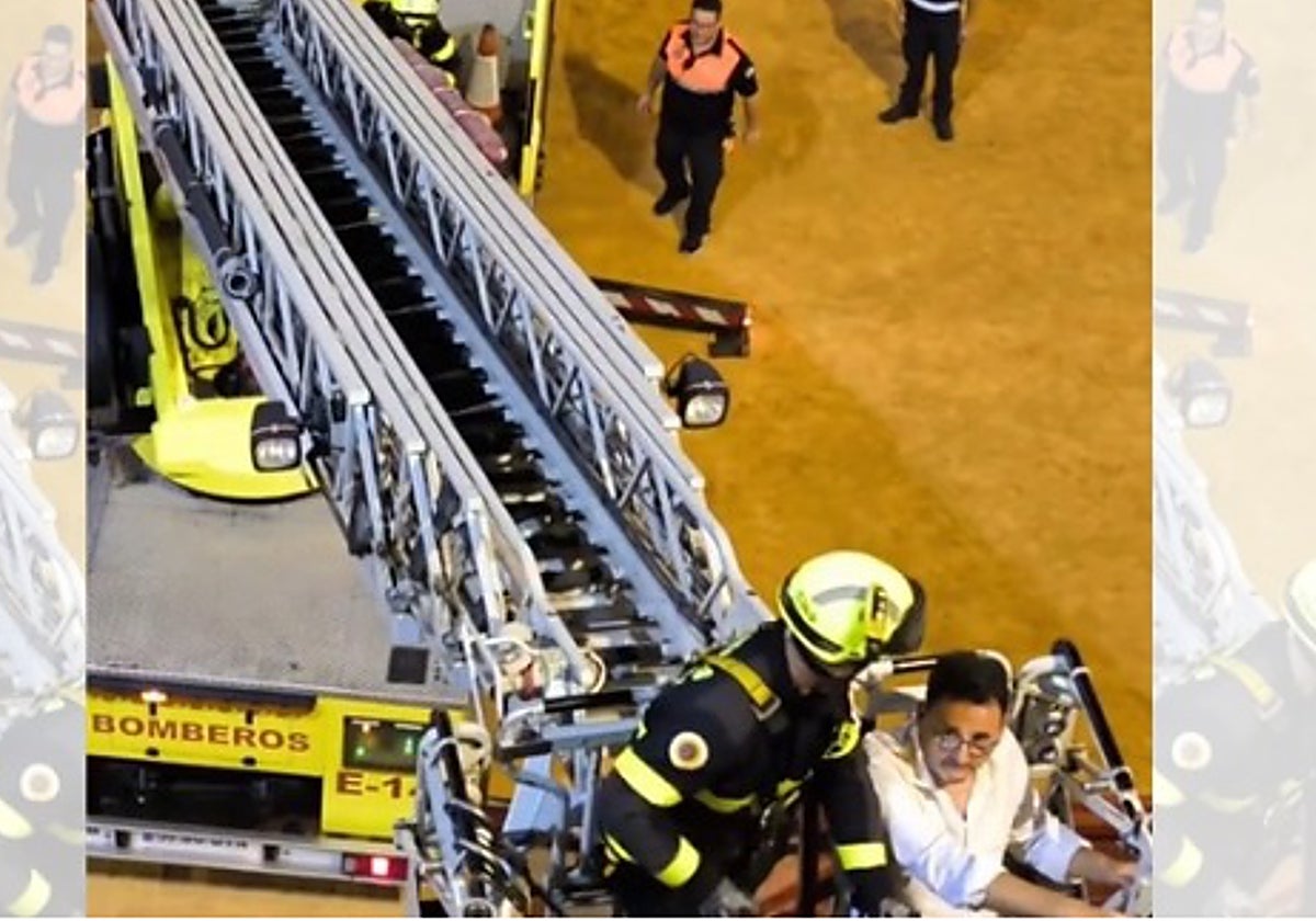Los bomberos en un momento de la evacuación en la plaza de toros de El Puerto