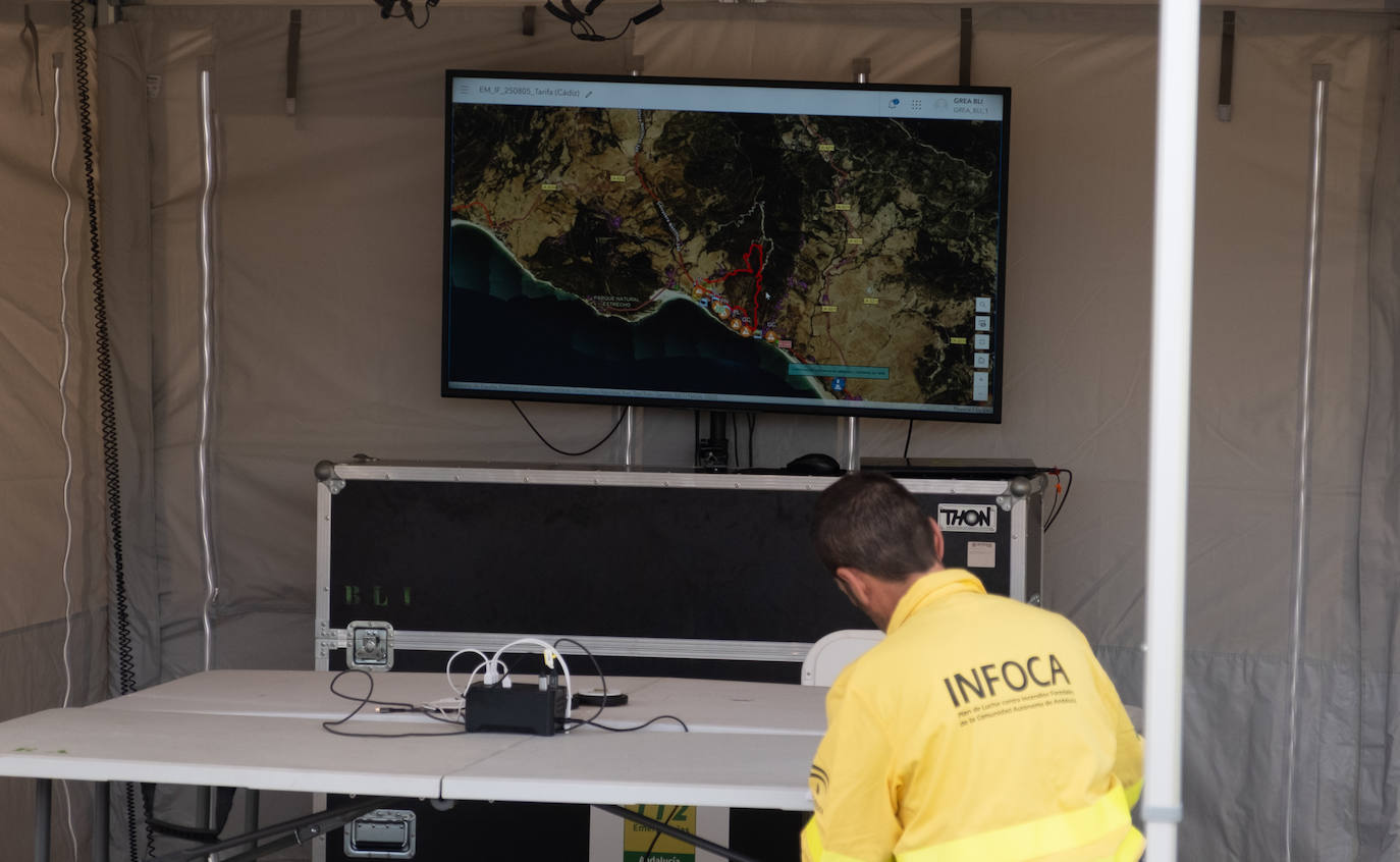 Las imágenes del incendio de Tarifa: el fuego obliga a desalojar a 1.500 personas