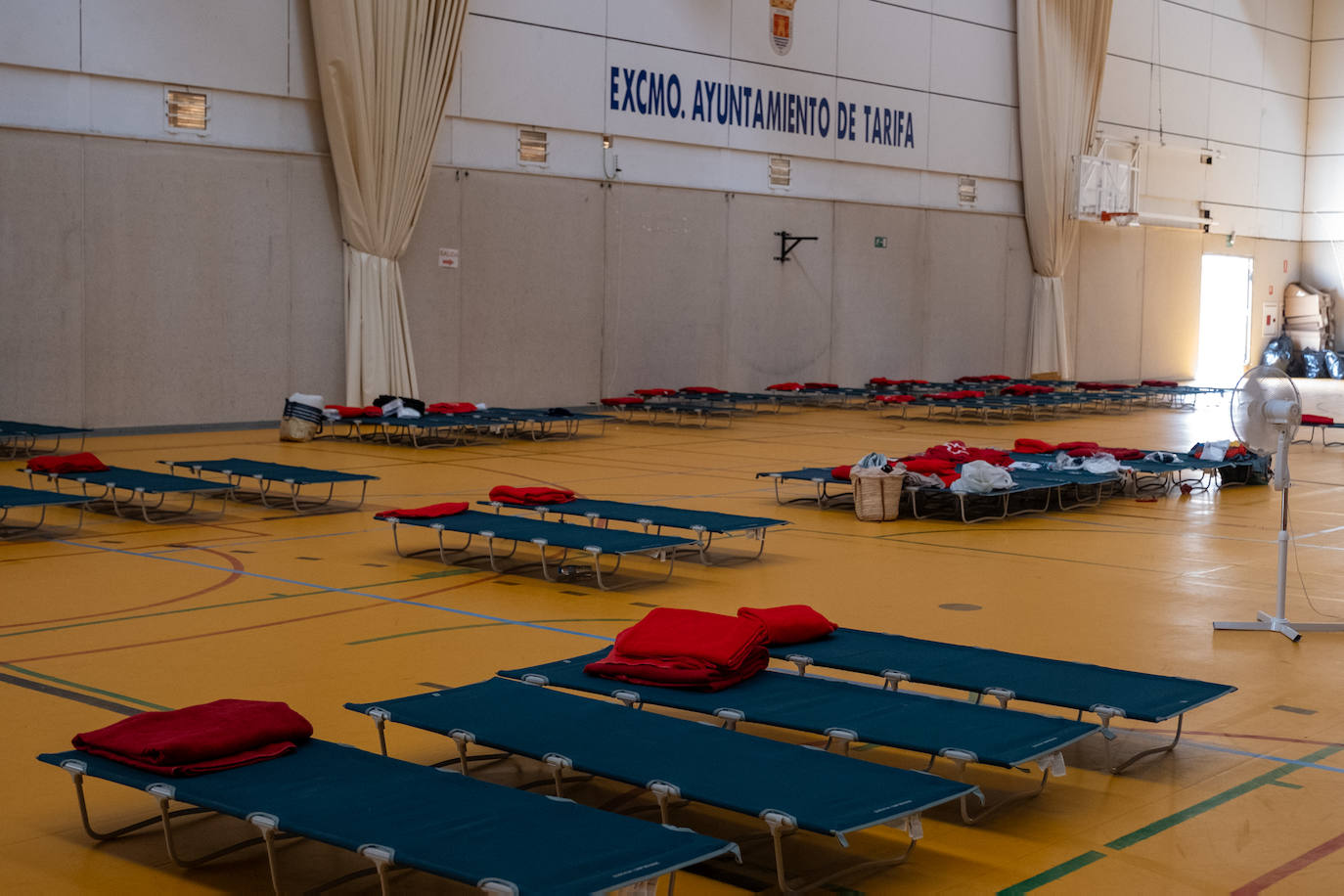 Las imágenes del incendio de Tarifa: el fuego obliga a desalojar a 1.500 personas