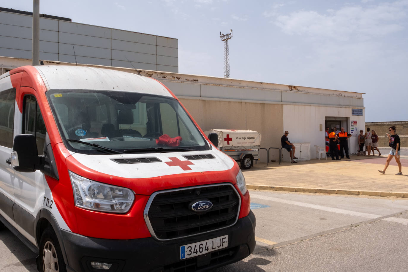 Las imágenes del incendio de Tarifa: el fuego obliga a desalojar a 1.500 personas