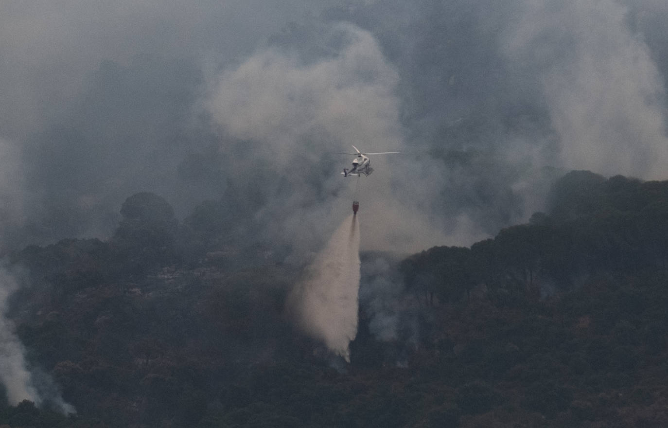 Las imágenes del incendio de Tarifa: el fuego obliga a desalojar a 1.500 personas