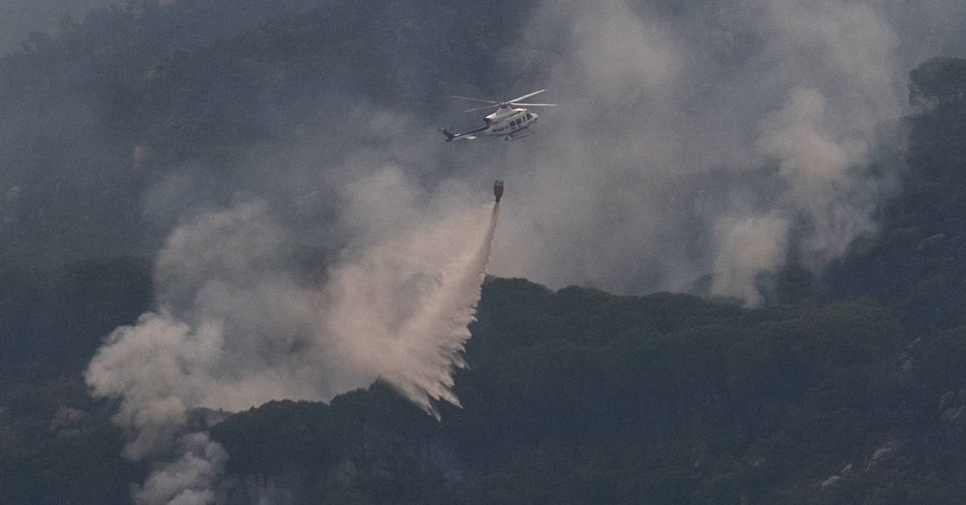 Las imágenes del incendio de Tarifa: el fuego obliga a desalojar a 1.500 personas