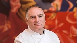 El chef José Andrés activa su ayuda humanitaria en el incendio de Tarifa y sirve comida y agua