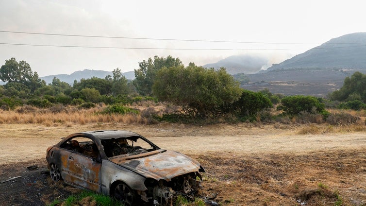 El operativo logra evitar que el fuego de Tarifa salte la carretera y protege hoteles y campings