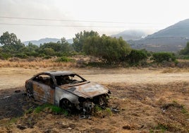 El operativo logra evitar que el fuego de Tarifa salte la carretera y protege hoteles y campings