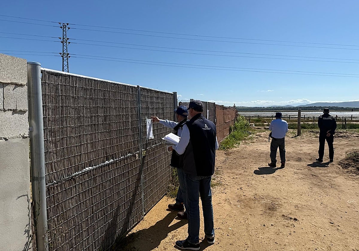 Colocación de un precinto en una construcción ilegal en Cádiz