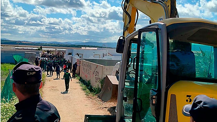 Intervención de la guardia Civil para la demolición de una vivienda en Barbate