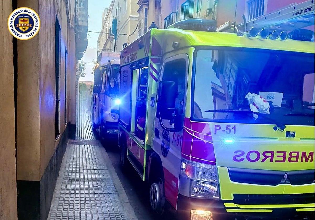 Desalojada y precintada una vivienda en la calle Bendición de Dios en Cádiz tras un incendio
