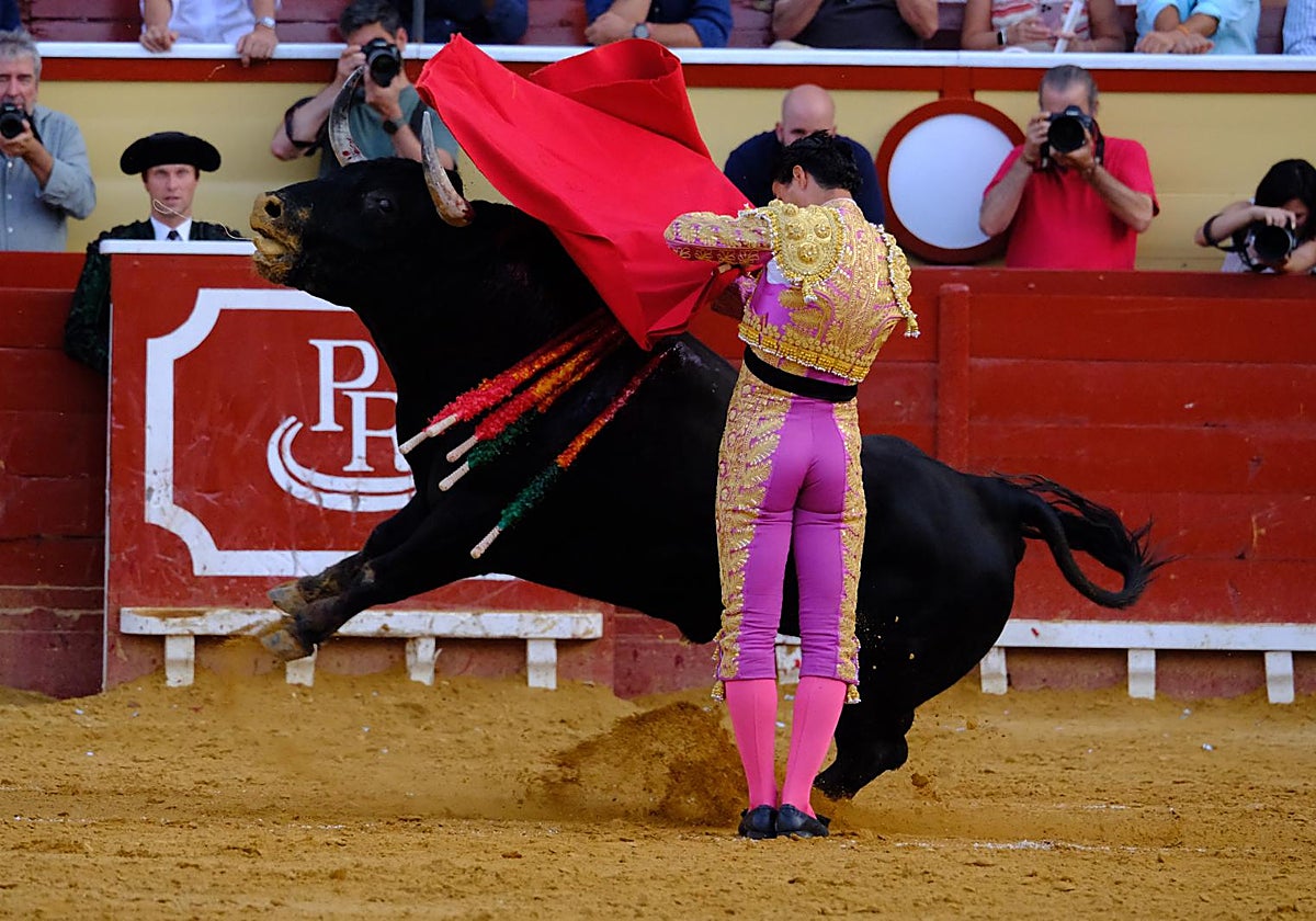 Pablo Aguado, en un momento de la faena