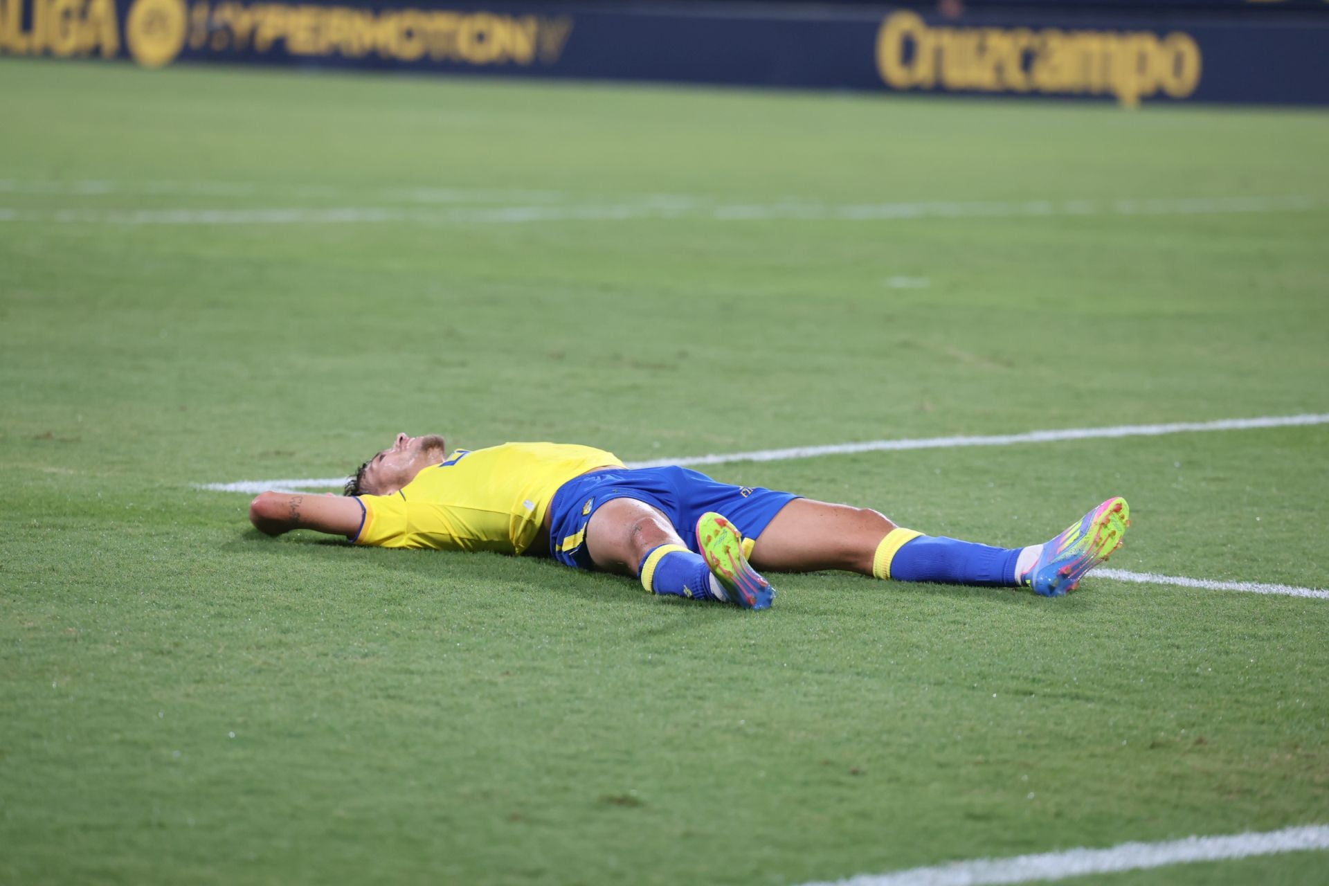 Fotos: El Cádiz transforma las penas máximas en alegría para llevarse el Trofeo Carranza