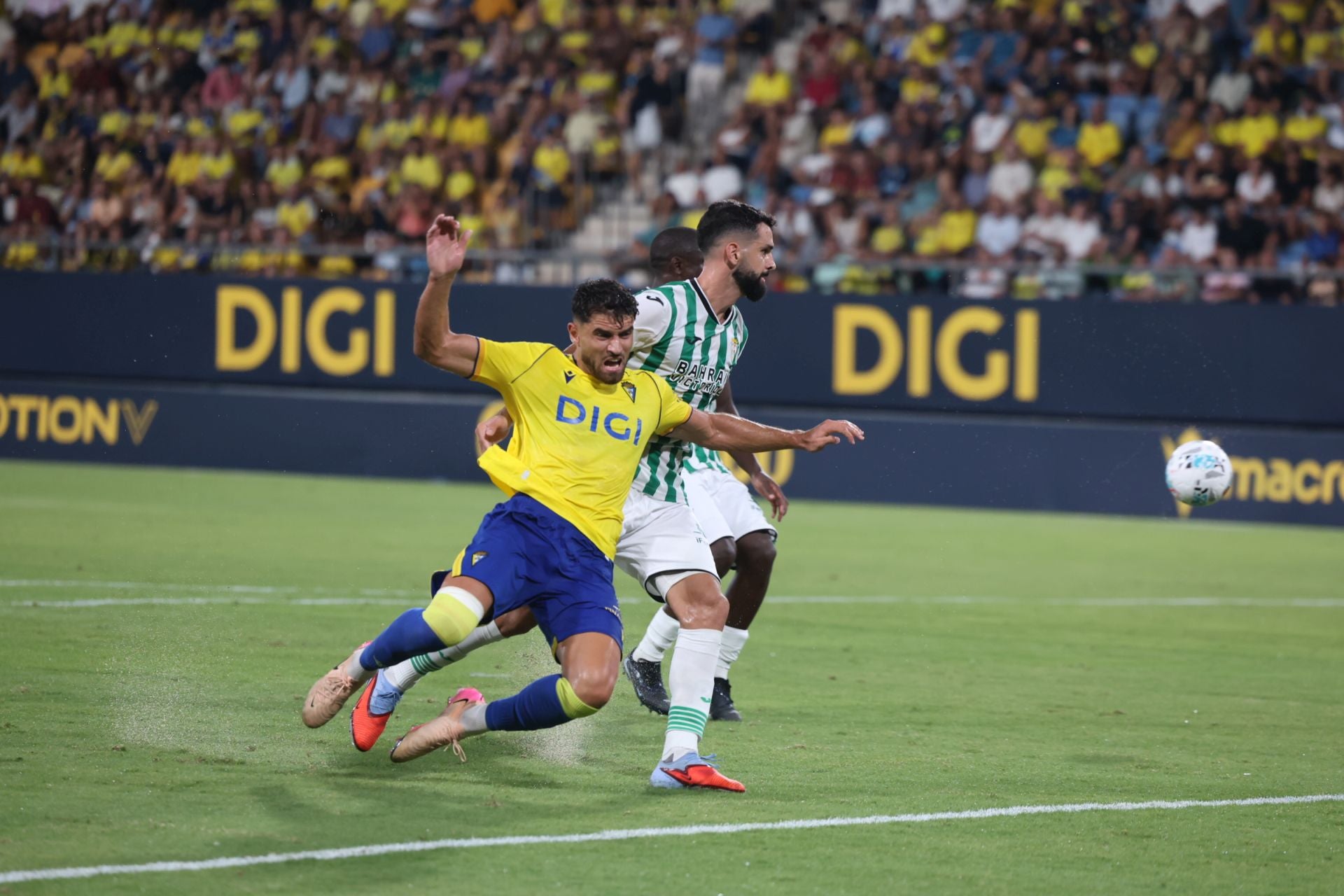 Fotos: El Cádiz transforma las penas máximas en alegría para llevarse el Trofeo Carranza