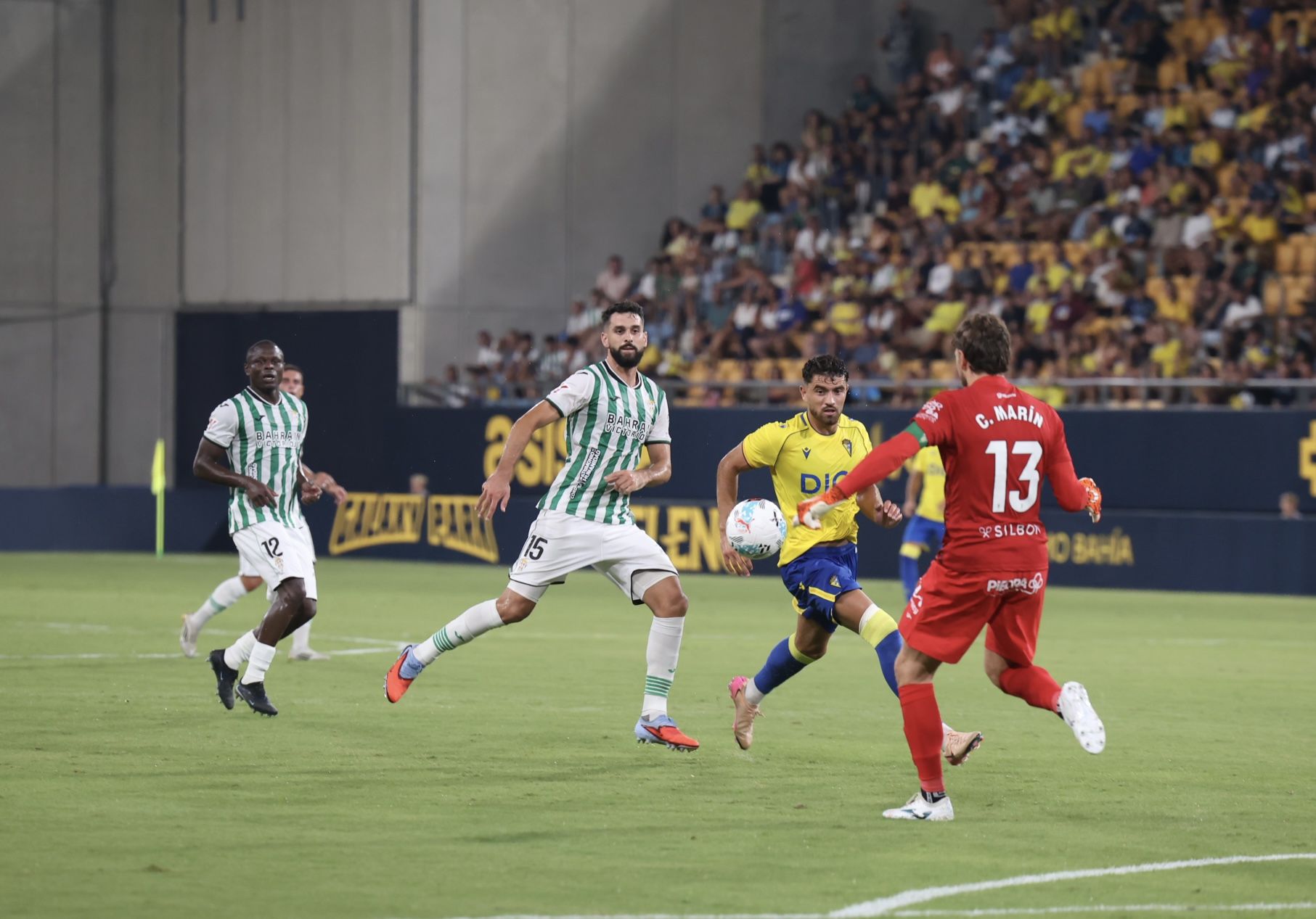 Fotos: El Cádiz transforma las penas máximas en alegría para llevarse el Trofeo Carranza