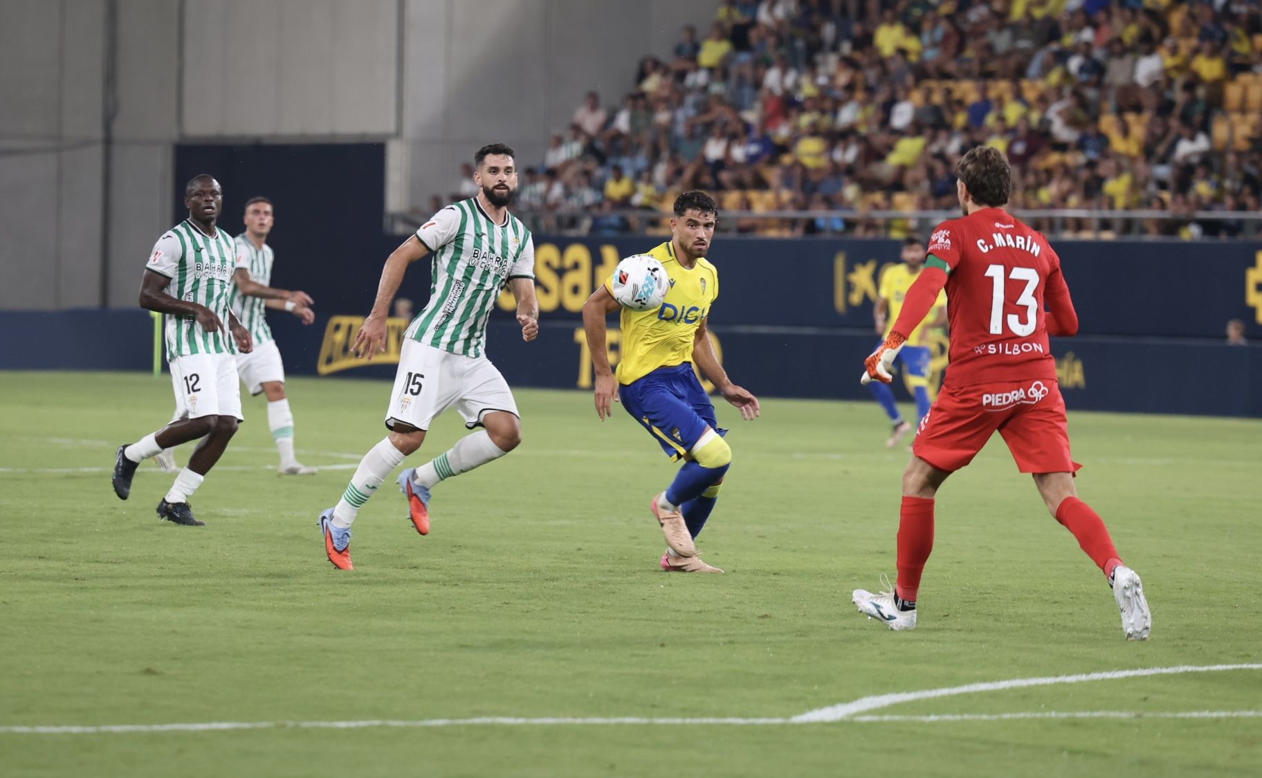 Fotos: El Cádiz transforma las penas máximas en alegría para llevarse el Trofeo Carranza