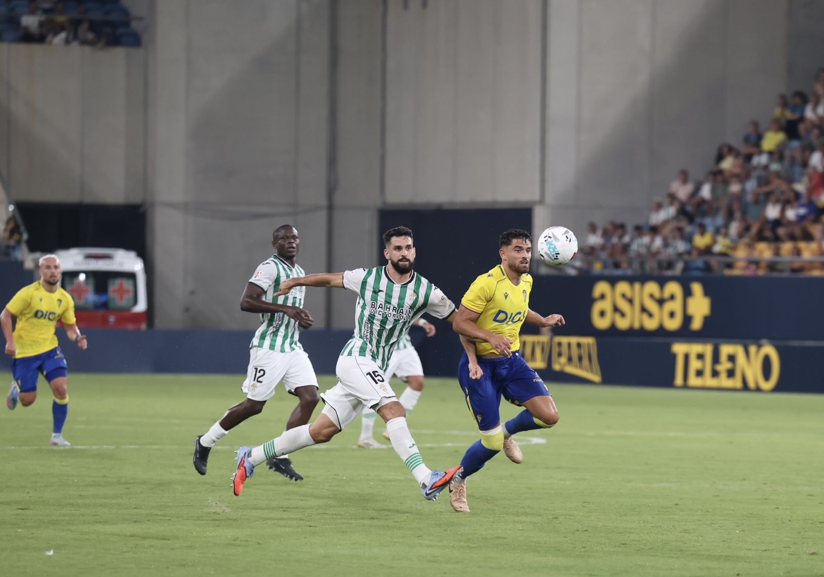 Fotos: El Cádiz transforma las penas máximas en alegría para llevarse el Trofeo Carranza