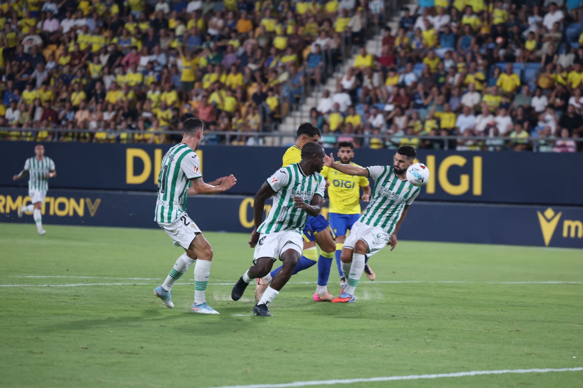Fotos: El Cádiz transforma las penas máximas en alegría para llevarse el Trofeo Carranza