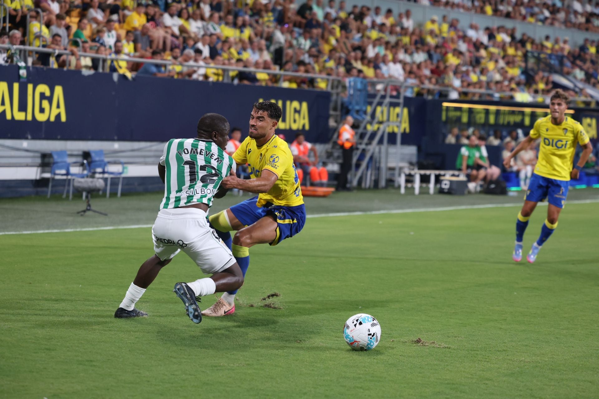 Fotos: El Cádiz transforma las penas máximas en alegría para llevarse el Trofeo Carranza