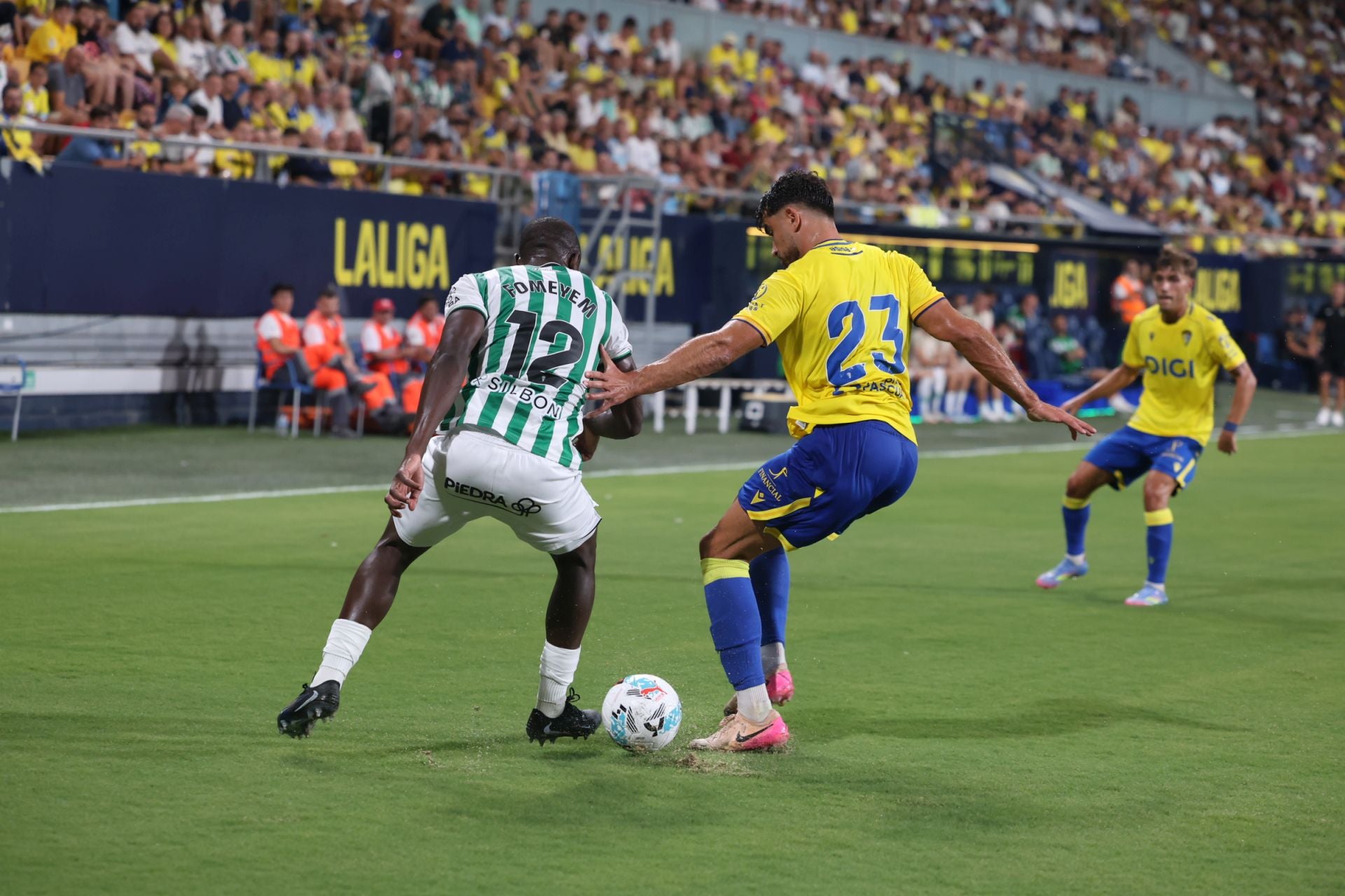 Fotos: El Cádiz transforma las penas máximas en alegría para llevarse el Trofeo Carranza