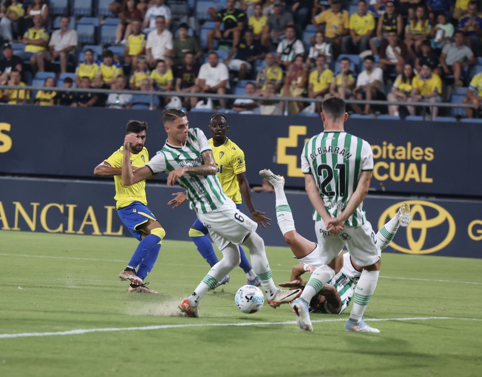 Fotos: El Cádiz transforma las penas máximas en alegría para llevarse el Trofeo Carranza
