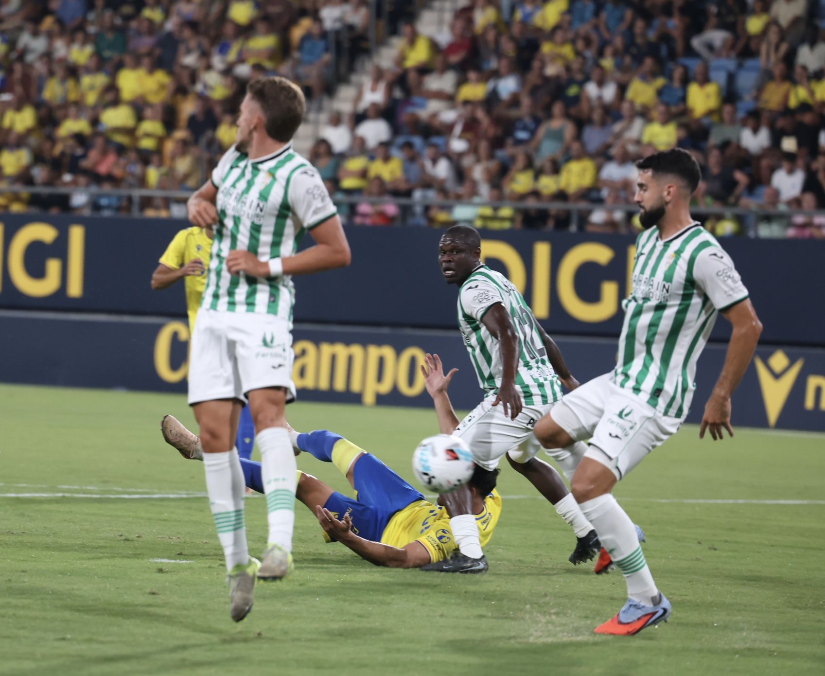 Fotos: El Cádiz transforma las penas máximas en alegría para llevarse el Trofeo Carranza