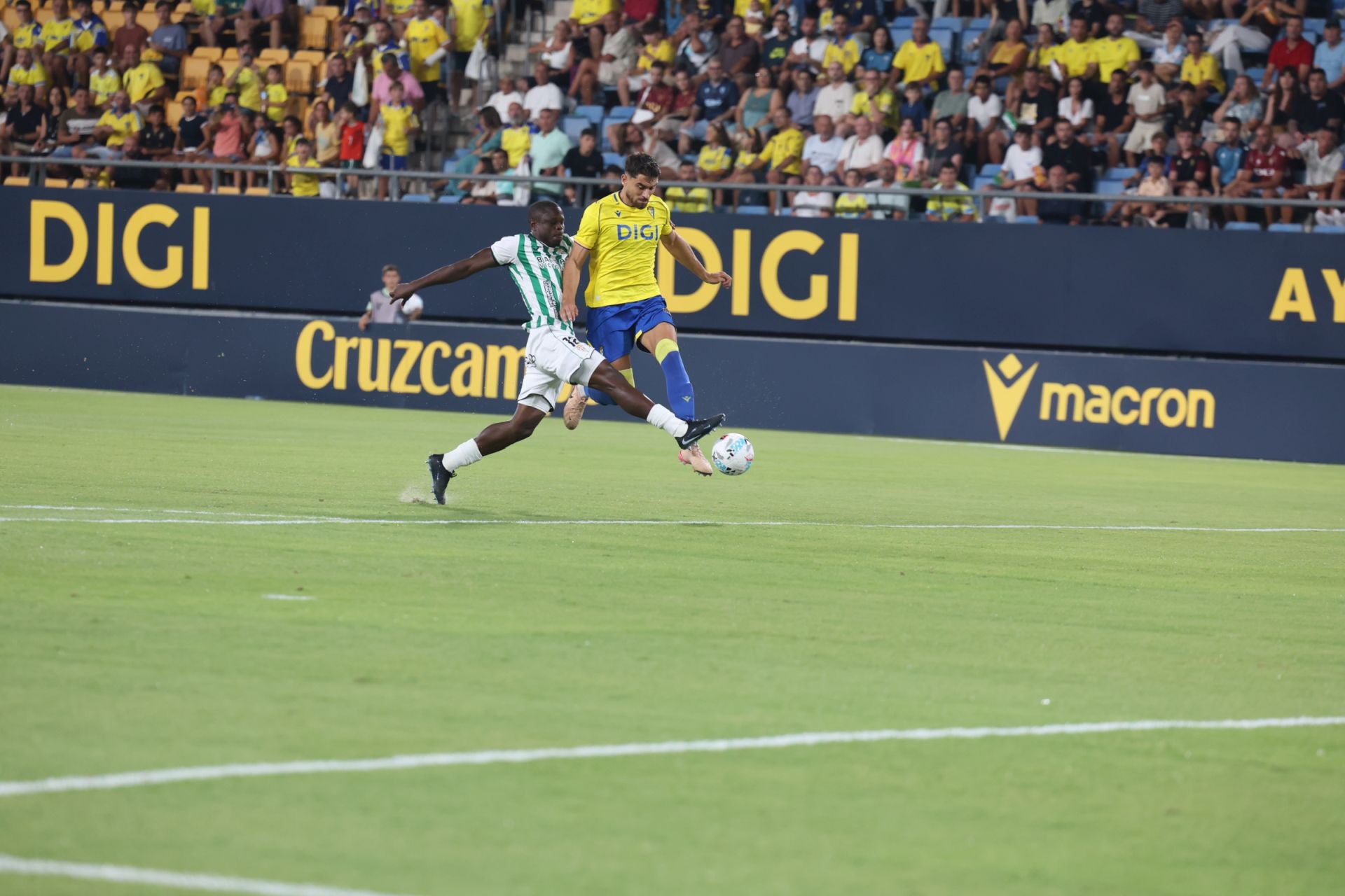Fotos: El Cádiz transforma las penas máximas en alegría para llevarse el Trofeo Carranza